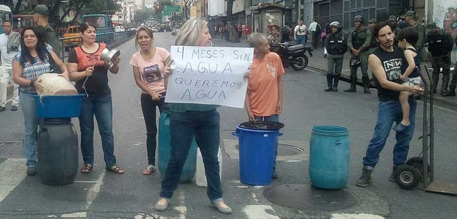 Protestan en la avenida Baralt por falta de agua (+Fotos) | Diario 2001