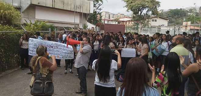 Protestan en colegio La Concepción ante posibles cambios internos | Diario 2001