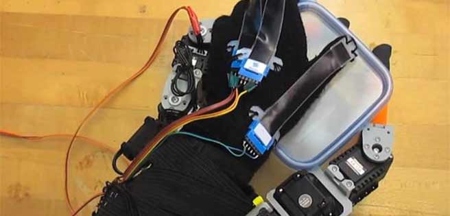 El nuevo guante-robot que otorga dos dedos adicionales | Diario 2001