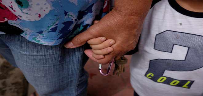 Niños sufren la ausencia de padres que huyen de Venezuela para buscar trabajo (+Fotos) | Diario 2001