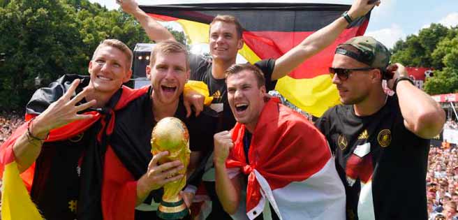 Alemanes dañaron la Copa del Mundo durante la celebración en Berlín | Diario 2001