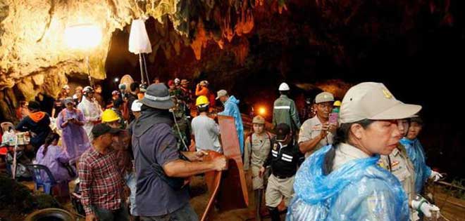 Buscan a 12 niños y su entrenador de fútbol, perdidos en una cueva tailandesa | Diario 2001
