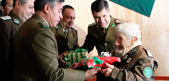 Hombre más longevo de Chile nombrado carabinero de honor en su 118 cumpleaños | Diario 2001