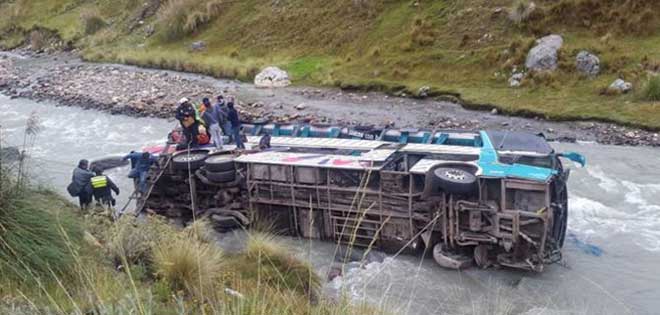 Al menos cinco muertos al caer autobús a un río en el suroeste de Guatemala | Diario 2001