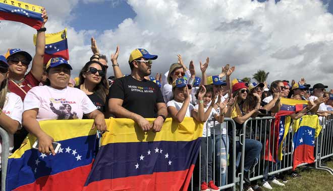 Miles de venezolanos en Miami respaldaron a Guaidó y reclamaron el fin de la "usurpación" | Diario 2001
