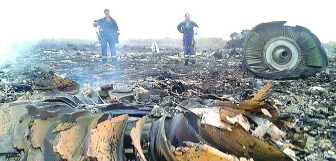 Hallan los cuerpos de otras 27 víctimas del avión malasio derribado | Diario 2001