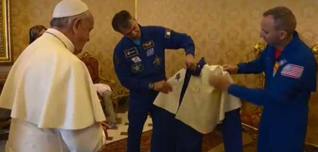 Astronautas le regalaron un traje especial al papa Francisco | Diario 2001