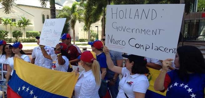 Venezolanos de Miami protestan frente al Consulado de Holanda por liberación de Carvajal | Diario 2001