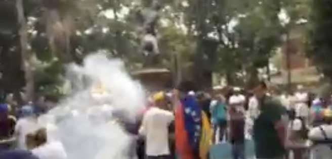 Video: GNB reprime a manifestantes en la Plaza Madariaga en El Paraíso | Diario 2001