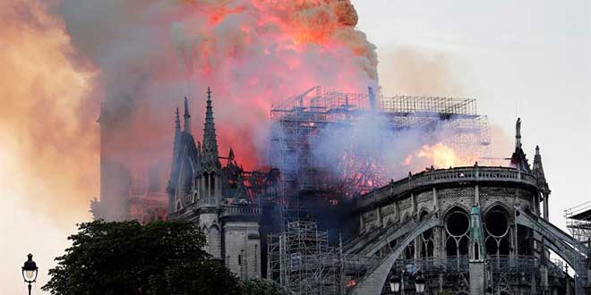 Pence lamenta incendio en Notre Dame: Es desgarrador ver una casa de Dios en llamas | Diario 2001