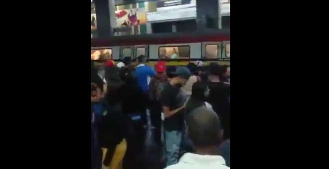 En video: Tren del Metro de Caracas corneteó en apoyo a consignas en rechazo a Maduro | Diario 2001