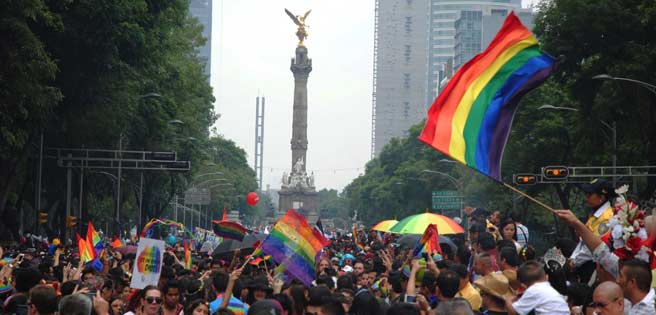 Comunidad LGBT marcha en Ciudad de México bajo el lema "¡no renunciaremos!" | Diario 2001