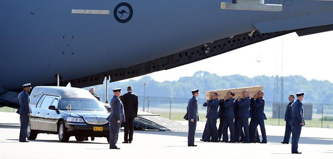 Llegan a Holanda los restos de otras 74 víctimas del vuelo MH17 | Diario 2001