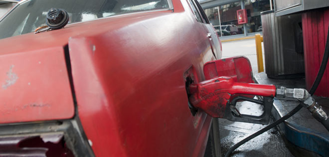 Gobierno dice que "no hay apuro" para concretar aumento del precio de gasolina | Diario 2001