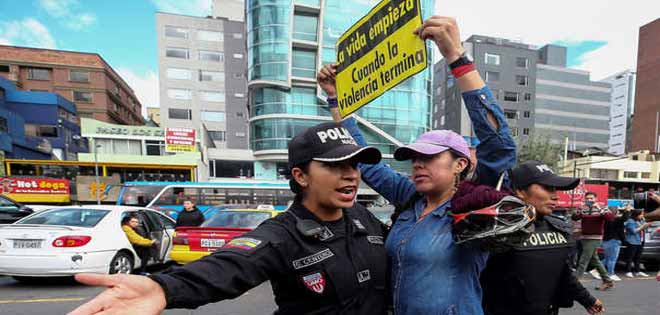 Policía de Ecuador afirmó que no hubo linchamientos a venezolanos tras el feminicidio | Diario 2001