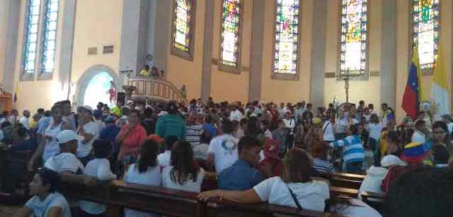 GN retuvo a cientos de personas en la Catedral de Maturín a cambio de entrega de estudiantes | Diario 2001