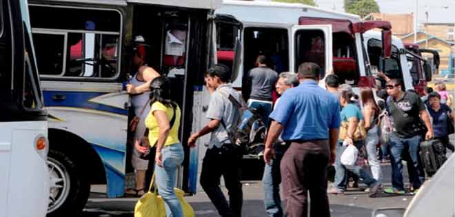 Pasajeros de Caracas denuncian que transportistas cobran pasajes con "sobreprecio" | Diario 2001
