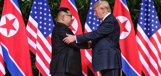 La cumbre entre Trump y Kim comienza con un apretón de manos | Diario 2001