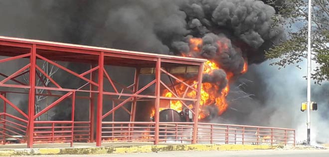 Gandola con combustible se incendió frente al Parque Cachamay (+Video) | Diario 2001