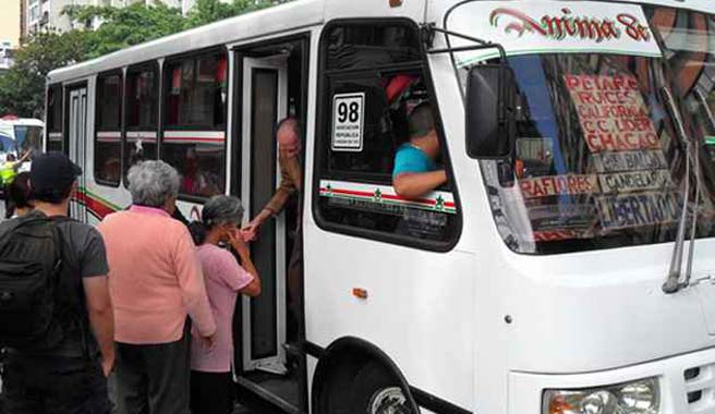Video: Caraqueños rechazan aumento de pasaje a 500 bolívares | Diario 2001