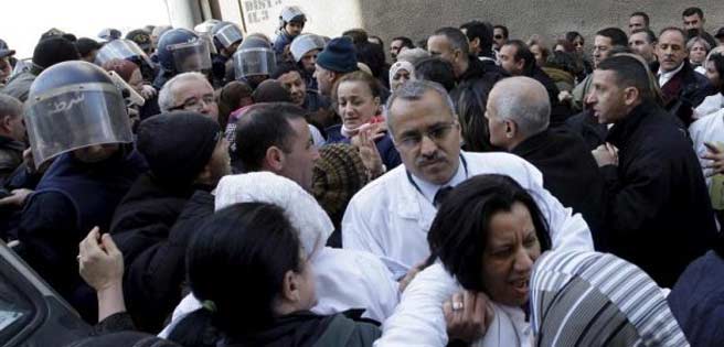 Médicos residentes paralizan su huelga tras siete meses de movilizaciones | Diario 2001