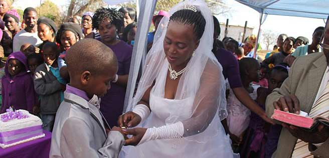 Niño de 9 años se vuelve a casar con su esposa de 62 | Diario 2001