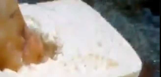 Video: Estafadores venden queso con piedras para cobrar más | Diario 2001