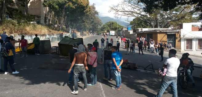 Habitantes de Mecedores y Puerta Caracas protestan en contra de Maduro | Diario 2001