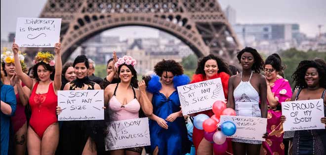 Modelos gorditas desfilan delante la torre Eiffel contra la dictadura de modistas | Diario 2001