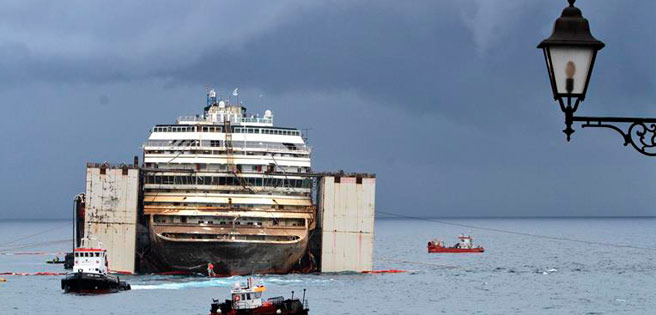 El Costa Concordia parte hacia Génova para su desguace | Diario 2001