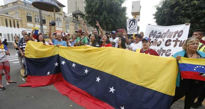 Venezolanos protestaron contra Maduro frente a la embajada de su país en Lima (+Video) | Diario 2001