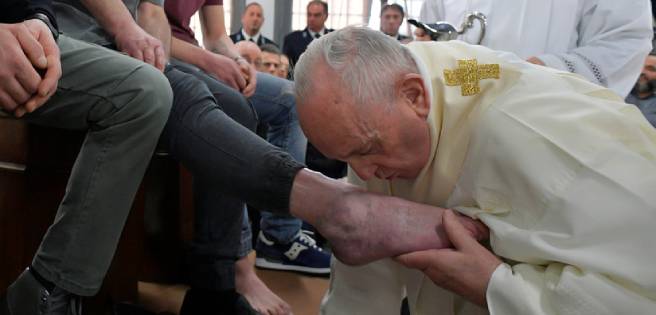 El papa Francisco lava y besa los pies a 12 reclusos de una cárcel en Italia | Diario 2001