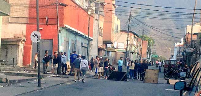 Vecinos trancaron la calle Colombia de Catia tras cinco días sin luz | Diario 2001