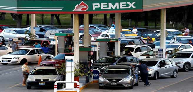 AMLO busca 2.000 choferes para combatir robo de gasolina en México | Diario 2001