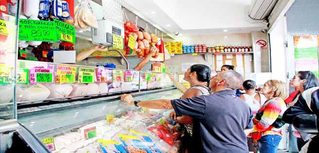 AFP: Compradores descargan en comerciantes frustración por alza de precios en Venezuela | Diario 2001