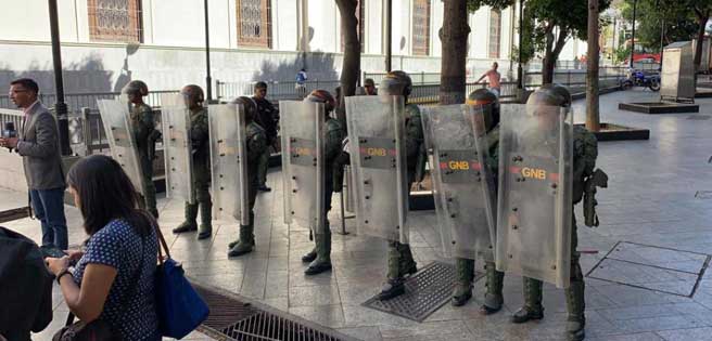 Video: Sigue militarización y bloqueo a la prensa en los alrededores de la AN | Diario 2001