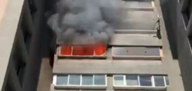 Vecinos reportaron incendio en un edificio en Los Palos Grandes (+Video) | Diario 2001