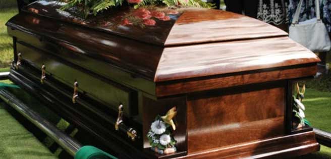 Video: Su torpeza logró que el muerto se saliera del ataúd en un entierro | Diario 2001