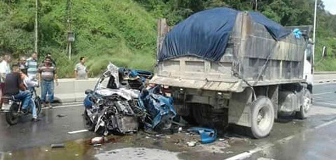 Carro chocó contra camión en La Bonanza (+Imágenes fuertes)