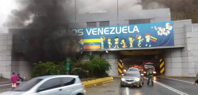 Autobús se incendió dentro del túnel de Boquerón 1 en la Caracas-La Guaira (+Fotos) | Diario 2001