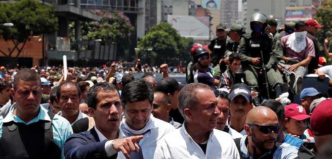 Guaidó junto a militares lideran movilización desde Altamira al centro de Caracas | Diario 2001