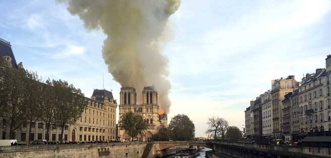 Se registra un voraz incendio en la catedral de Notre Dame de París | Diario 2001