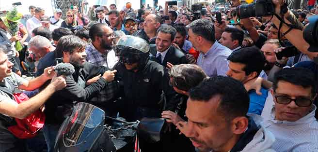 Sobre una moto arribó Juan Guaidó a la plaza Bolívar de Chacao | Diario 2001