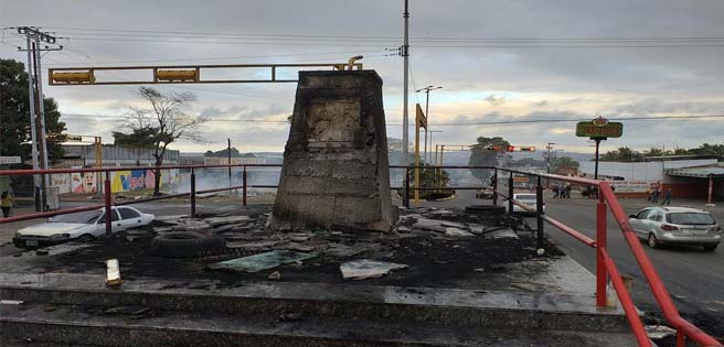 Manifestantes quemaron y tumbaron estatua de Chávez en San Félix | Diario 2001