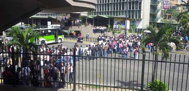 Estudiantes de la UNEFA vuelven a las calles | Diario 2001