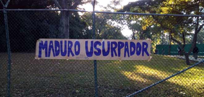 Estudiantes llenan la UCV con pancartas de "Maduro usurpador" (+Fotos) | Diario 2001