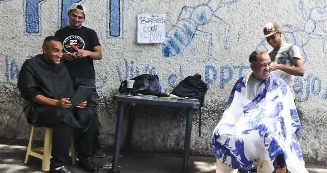 Video: Los barberos callejeros en Caracas se ponen de moda | Diario 2001