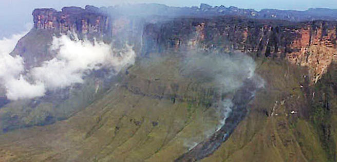 Apoyo áereo para sofocar incendio en Canaima se marchó y el fuego alcanza al Auyantepuy | Diario 2001