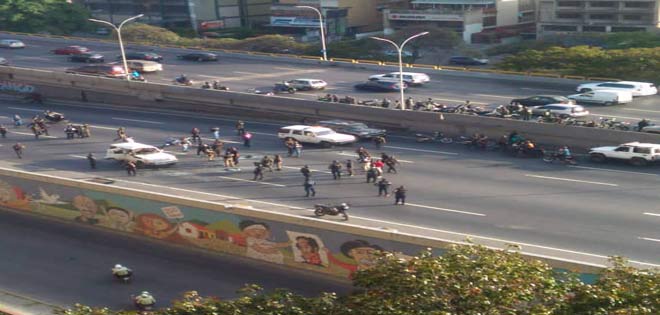 Enfrentamiento en la autopista Francisco Fajardo deja cuatro fallecidos | Diario 2001
