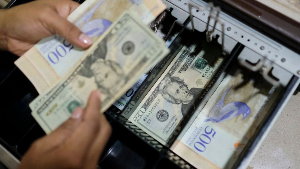 El bolívar se devalúa 14,75% frente al dólar en una semana